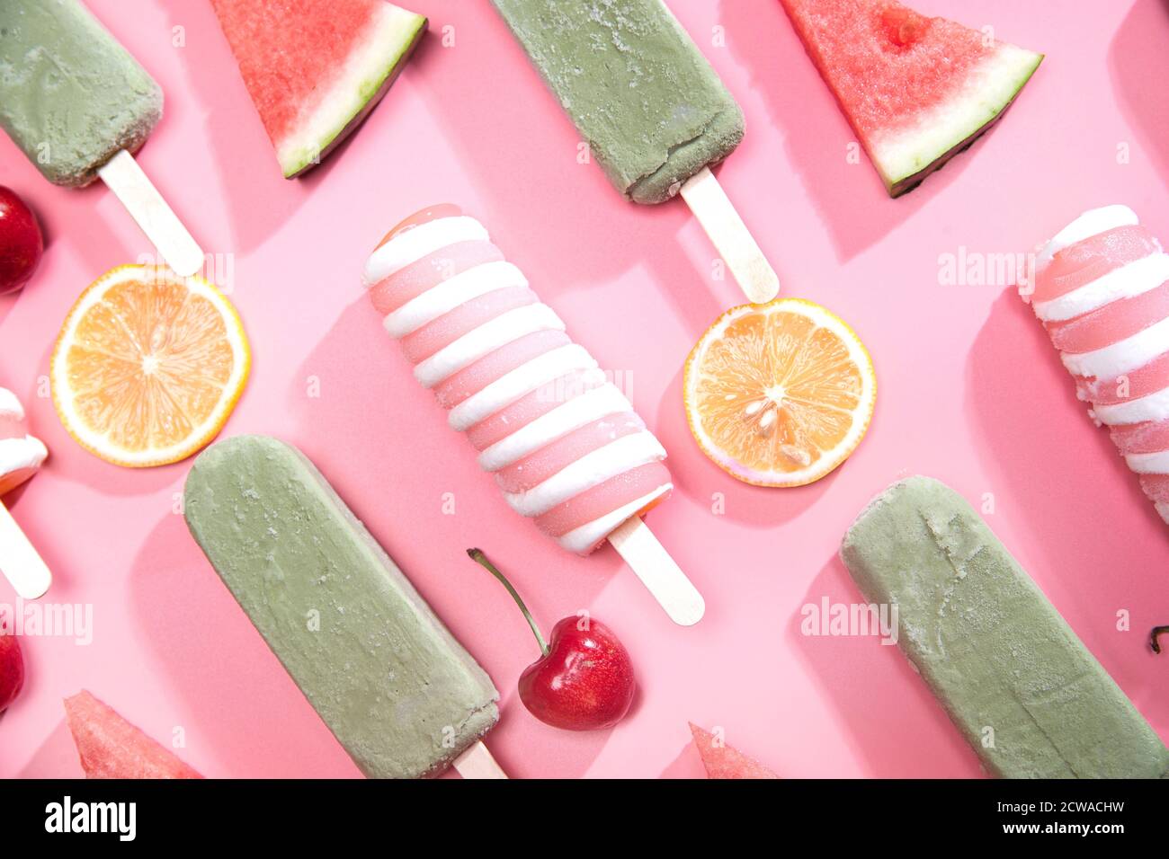 Frutta e bastoncini di ghiaccio diversi Foto Stock