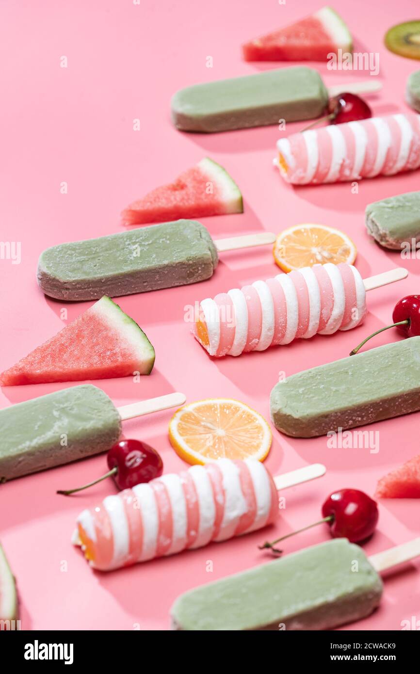 Diversi tipi di frutta e una varietà di Popsicle Foto Stock