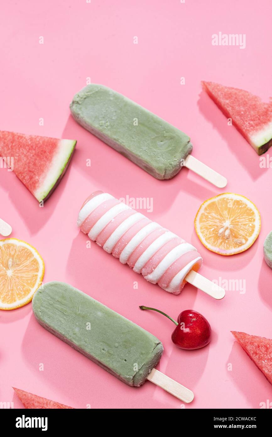 Diversi tipi di frutta e una varietà di Popsicle Foto Stock