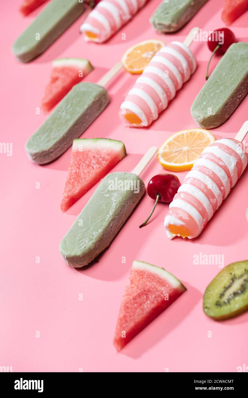 Diversi tipi di frutta e una varietà di Popsicle Foto Stock