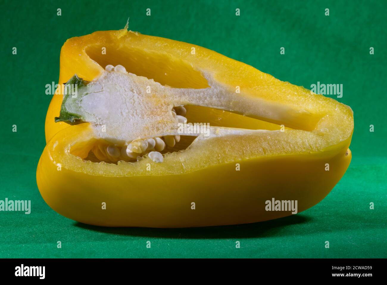 Metà di un peperone giallo Foto Stock