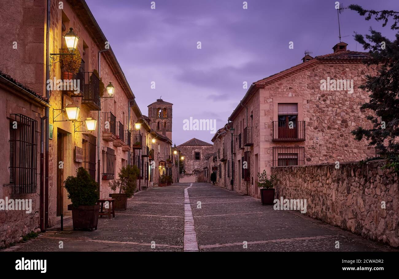 Pedraza, Segovia, Castilla y Leon, Spagna, 10 novembre 2019. Tramonto e luci della città in una delle storiche strade medievali del famoso e turistico Foto Stock