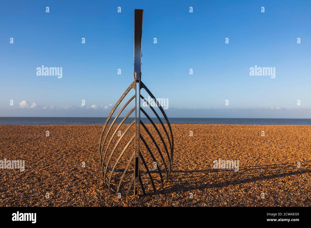 Inghilterra, Sussex orientale, Hastings, Hastings Beach, la scultura Norman Longboat di Leigh Dyer Foto Stock