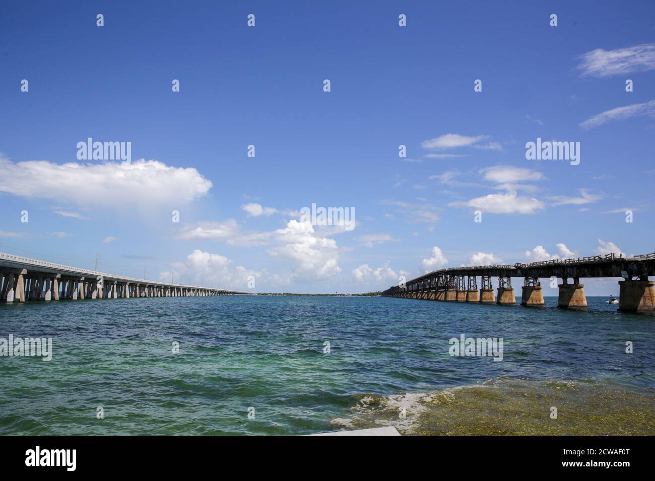 Il vecchio e nuovo ponte Seven Mile collega le Keys alla terraferma, Key West, Florida, USA Foto Stock