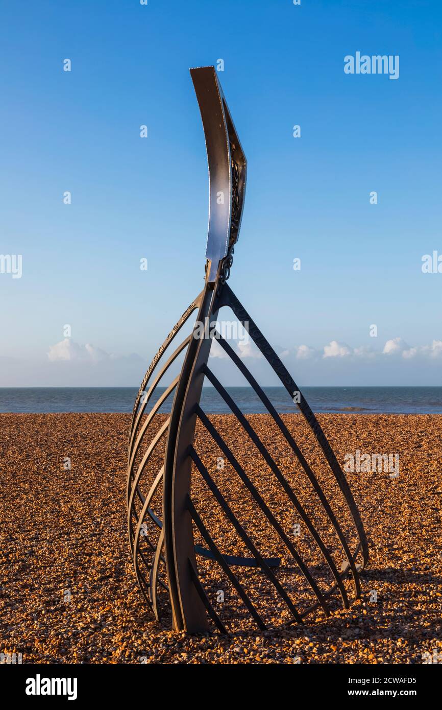 Inghilterra, Sussex orientale, Hastings, Hastings Beach, la scultura Norman Longboat di Leigh Dyer Foto Stock