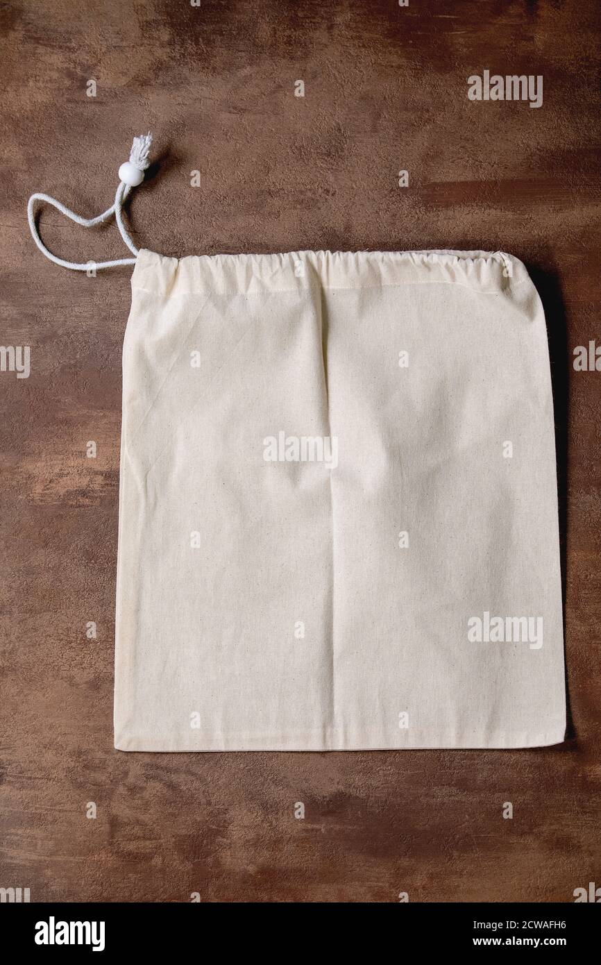 Borsa in cotone bianco, eco-compatibile, tendenze di shopping zero rifiuti. Sfondo marrone testo. Foto Stock