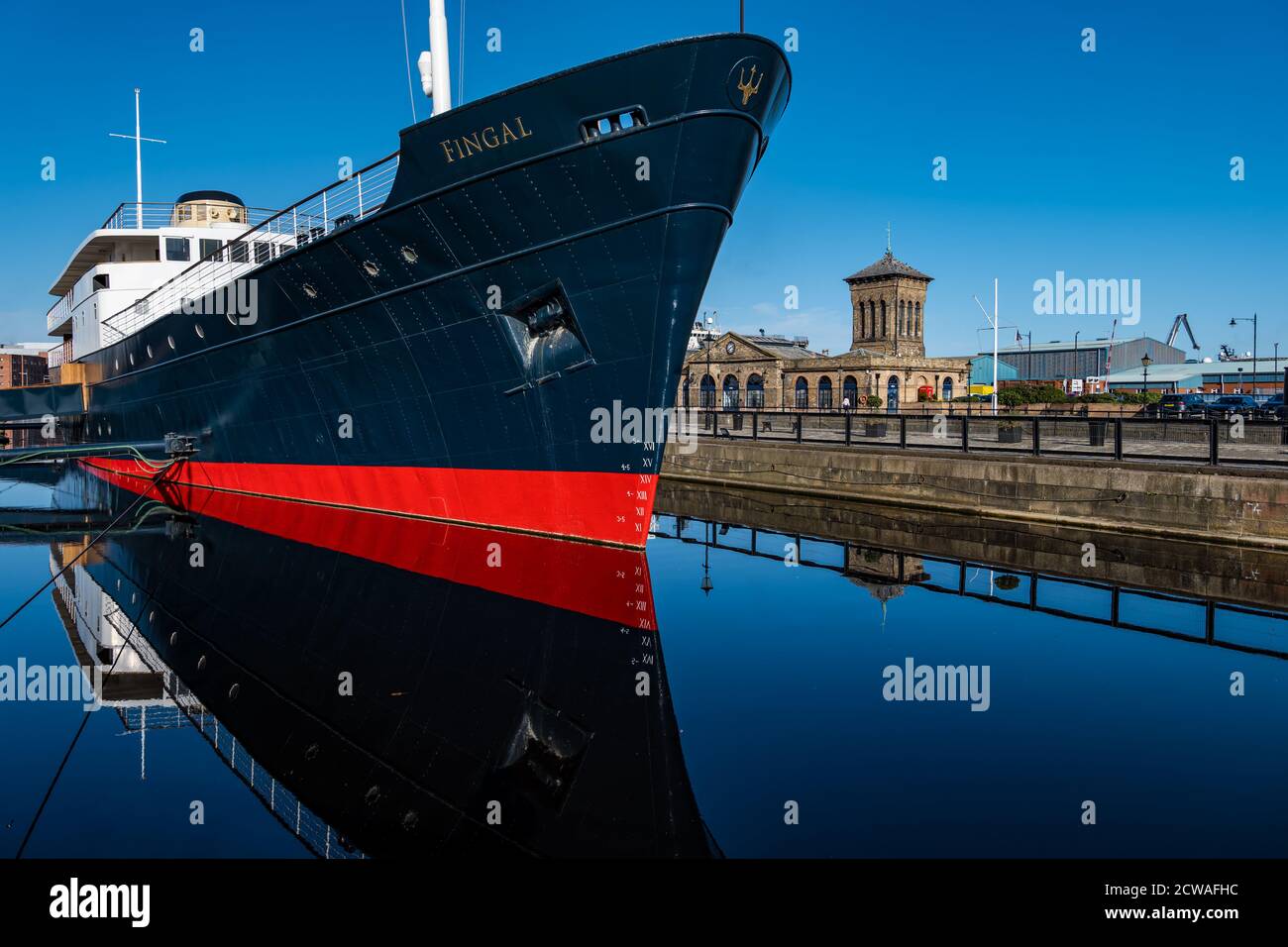 Leith, Edimburgo, Scozia, Regno Unito, 29 settembre 2020. Regno Unito Meteo: Sole su Leith. Il sole risplende davvero sull'acqua di Leith e, in una tranquilla giornata di sole, crea meravigliosi riflessi nell'acqua intorno a Leith Docks. Fingal Edinburgh, una nave convertita in un hotel galleggiante di lusso si riflette nel suo molo Foto Stock