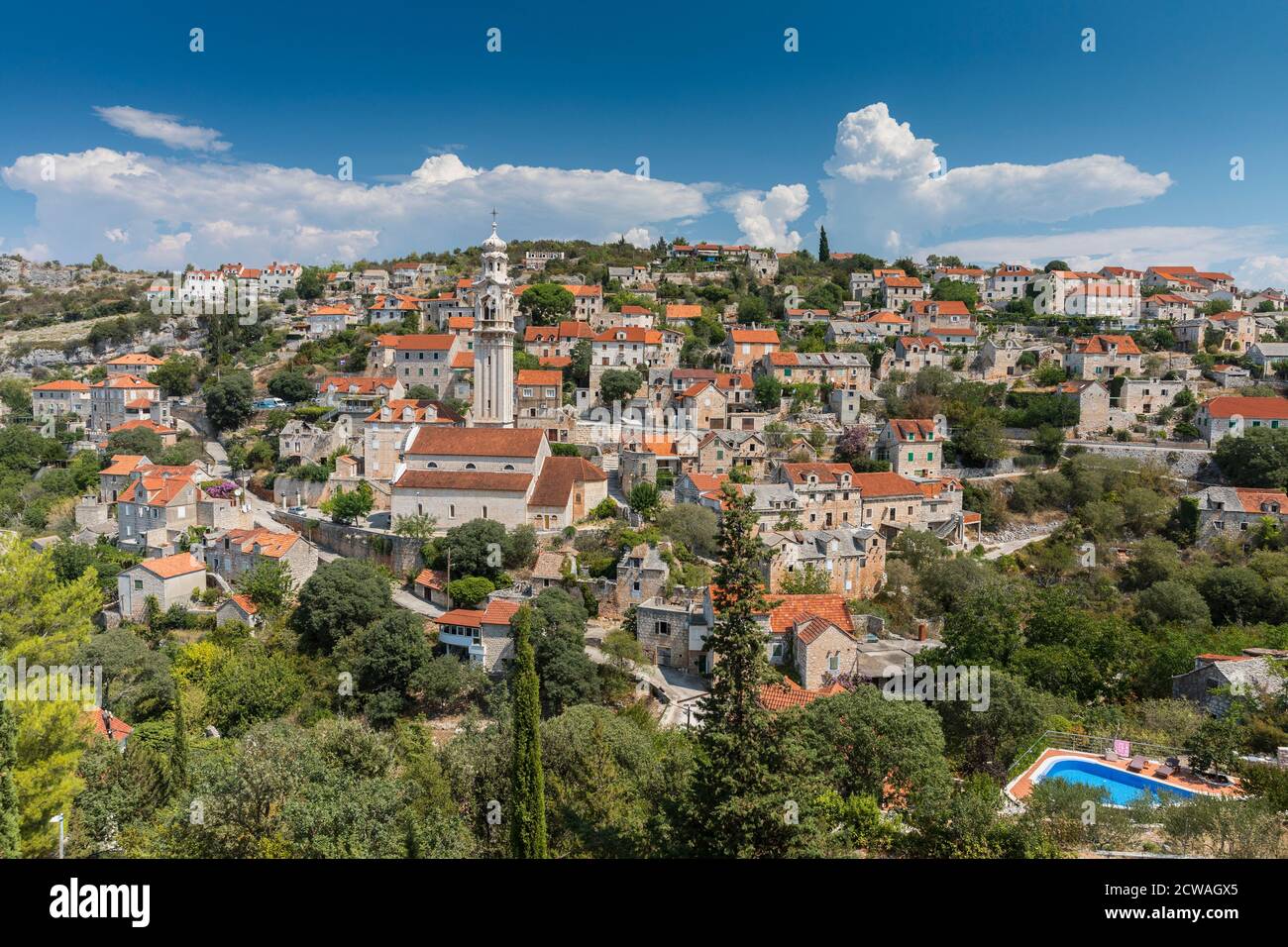 Lozisca con belle nuvole, isola Brac Foto Stock