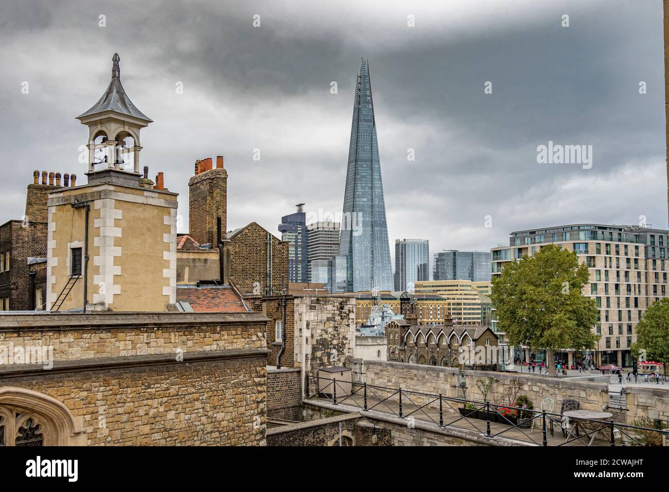 The Shard visto dall'interno della Torre di Londra, Londra EC3 Foto Stock