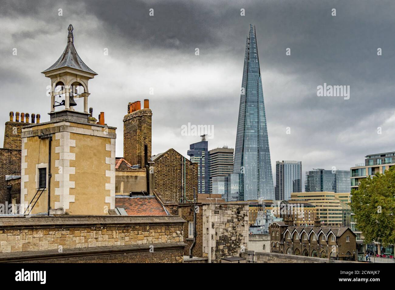 The Shard visto dall'interno della Torre di Londra, Londra EC3 Foto Stock
