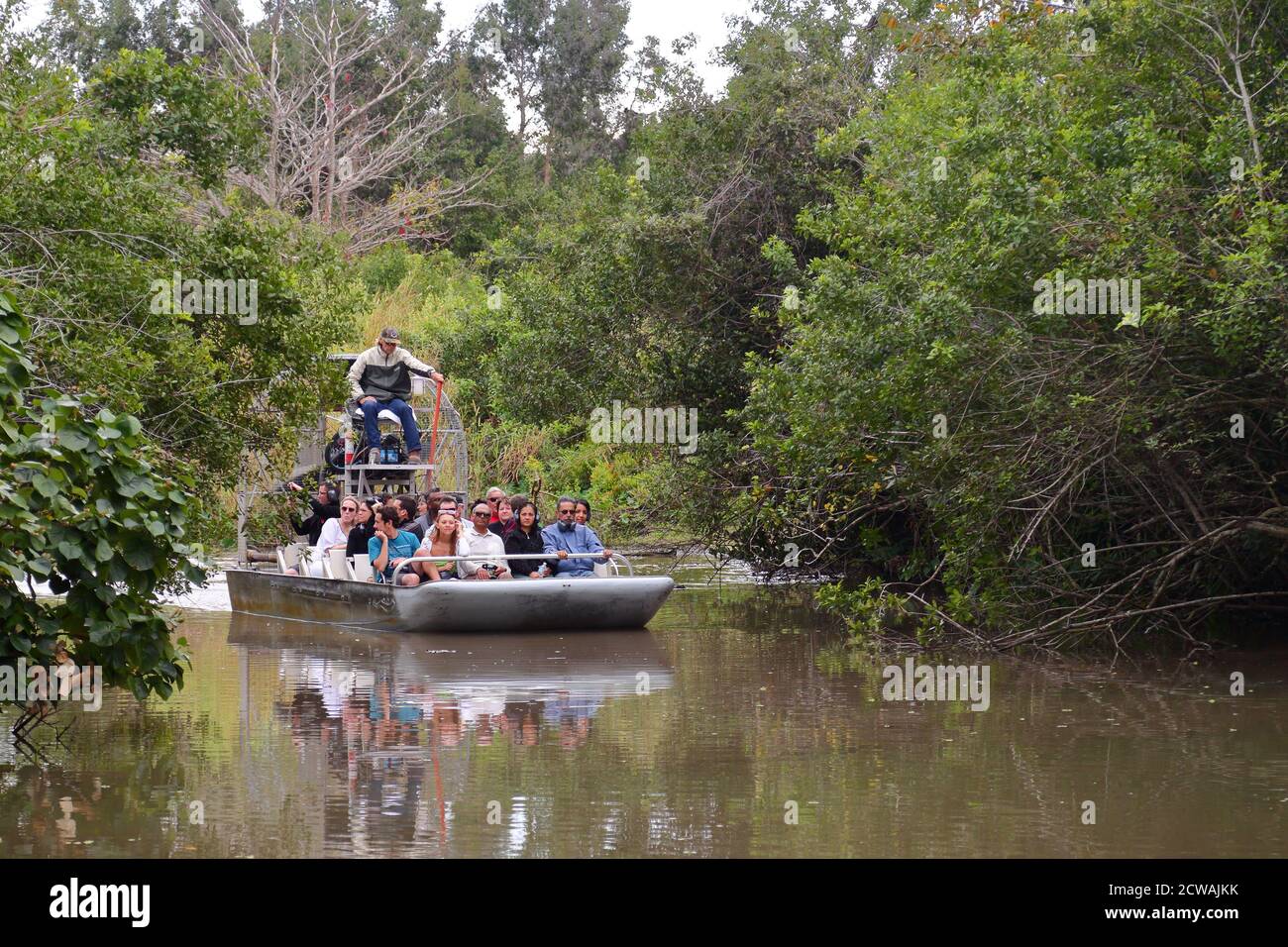 I turisti possono fare un giro su uno degli iconici idroscivolanti della Everglades Alligator Farm di Homestead, Florida, USA Foto Stock