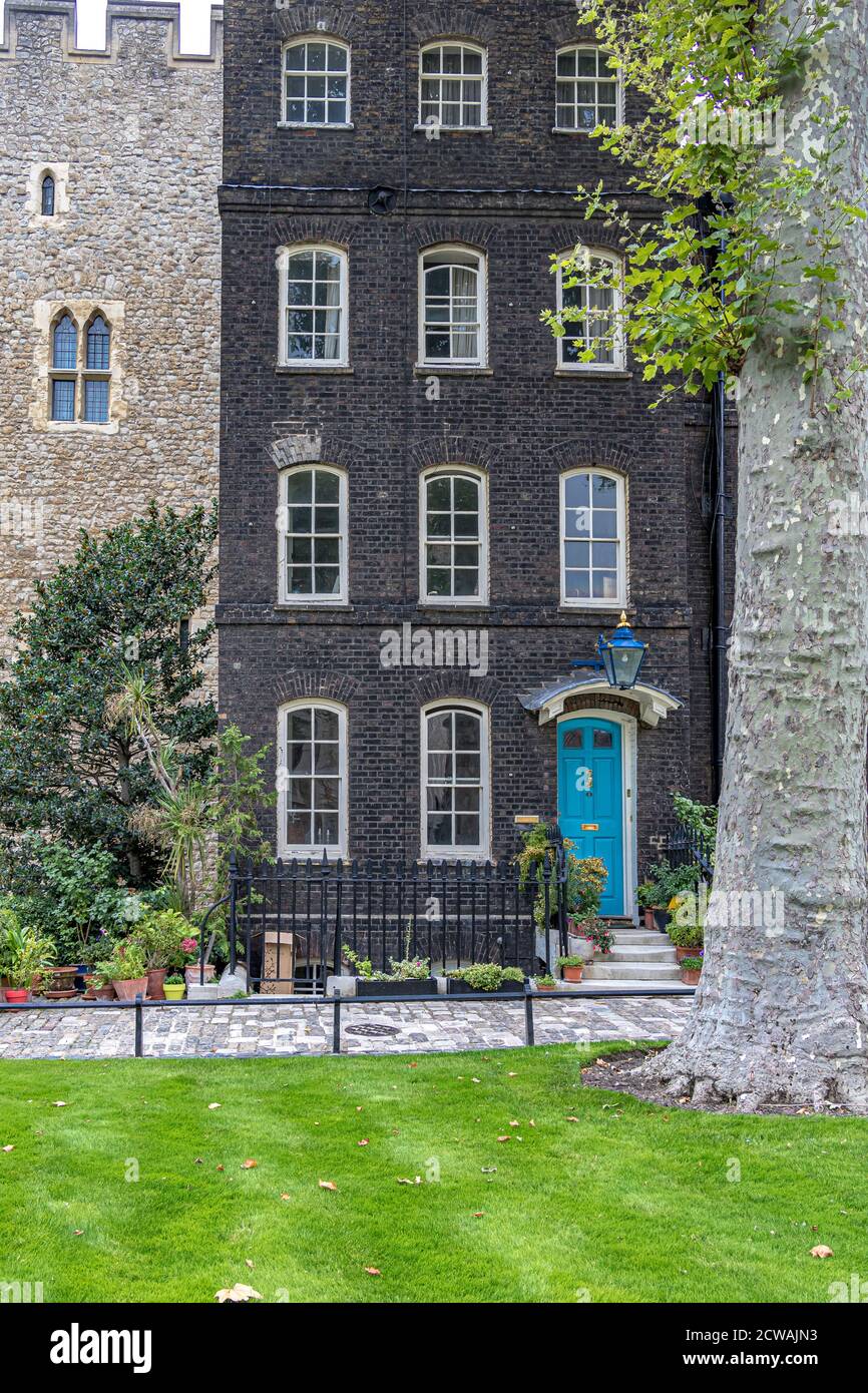 Baldings con porte Blu di fronte a Tower Green, Torre di Londra, Londra EC3 Foto Stock