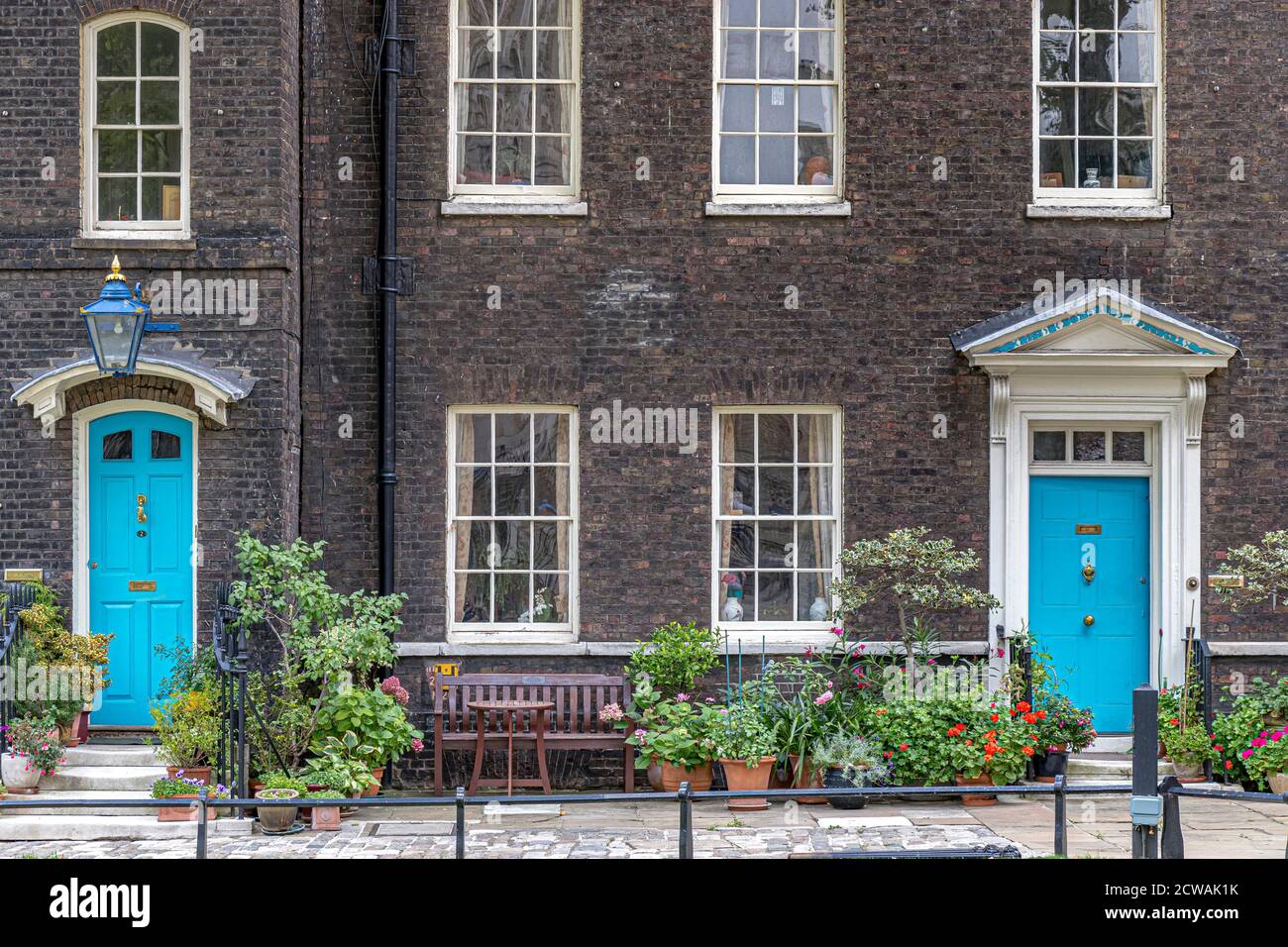 Eleganti case con porte blu di fronte a Tower Green , all'interno della Torre di Londra , Londra EC3 Foto Stock