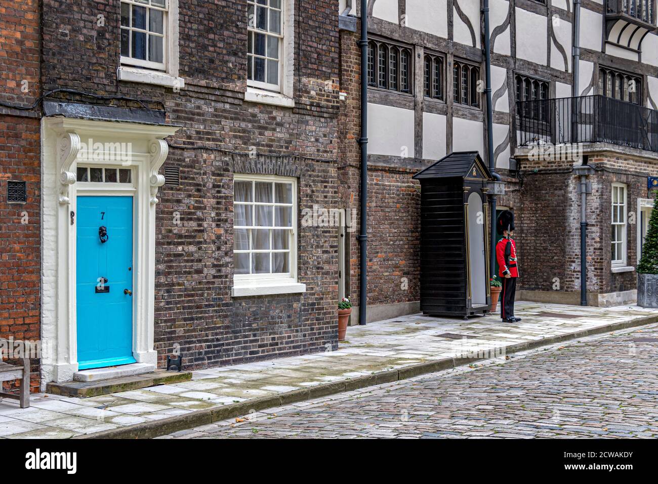 Membro della Guardia Coldstream in servizio alla Torre di Londra, Londra EC3 Foto Stock