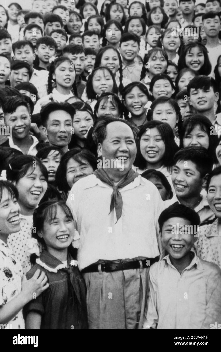 mao tse tung con studenti e insegni, scuola di shaoshan, 1959 Foto Stock