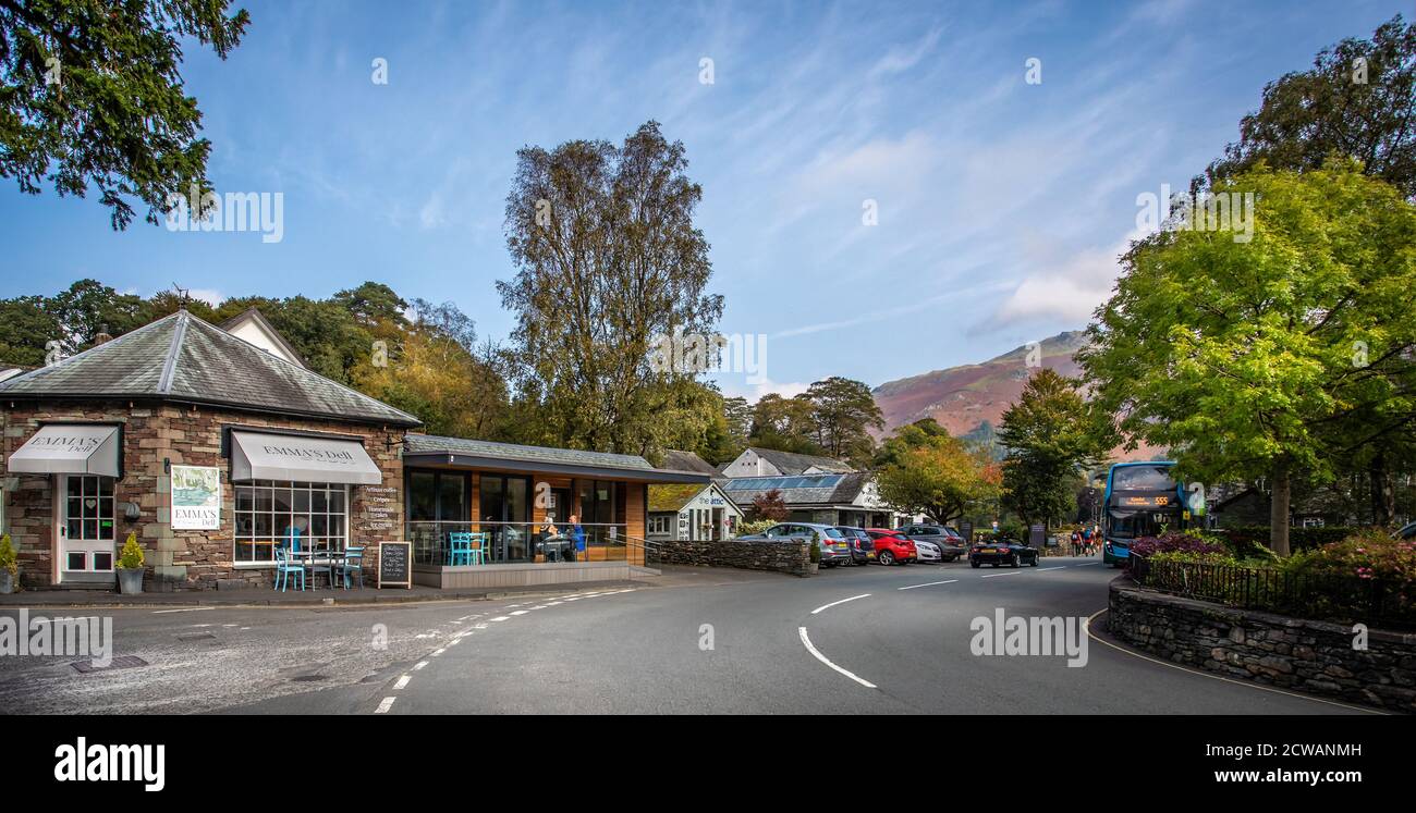 Vista dei negozi a Grasmere con la catena montuosa di Hellvellyn sullo sfondo a Grasmere, Lake District, Cumbria, Regno Unito il 21 settembre 2020 Foto Stock