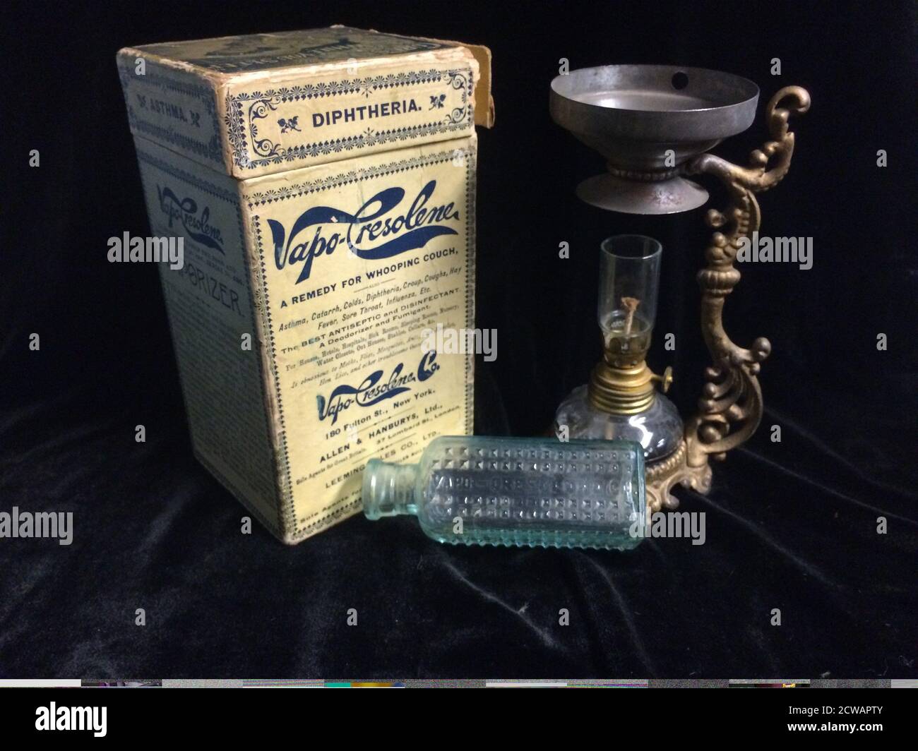 Vapo-Cresolene è un marchio per un inalante liquido utilizzato per le sue proprietà terapeutiche, comunemente applicato per trattare raffreddori e condizioni respiratorie. È noto per le sue qualità vaporizzanti che aiutano a cancellare i passaggi nasali e alleviare i sintomi associati a raffreddori e tosse. Foto Stock