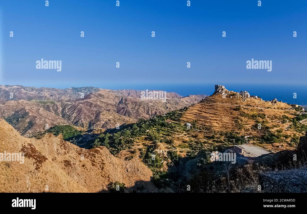 Italia Calabria Provincia di Reggio Calabria Bova - Normanna castello e paesaggio Foto Stock