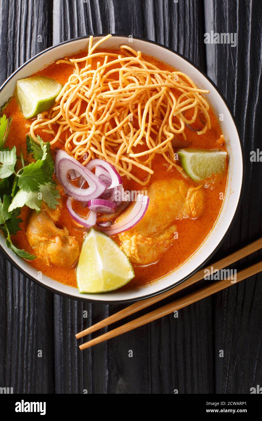 Khao soi o khao Soy è un piatto di Chin Haw ampiamente servito nel Laos del Myanmar e nel closeup della Thailandia del nord nella ciotola sul tavolo. Vista dall'alto verticale da a. Foto Stock