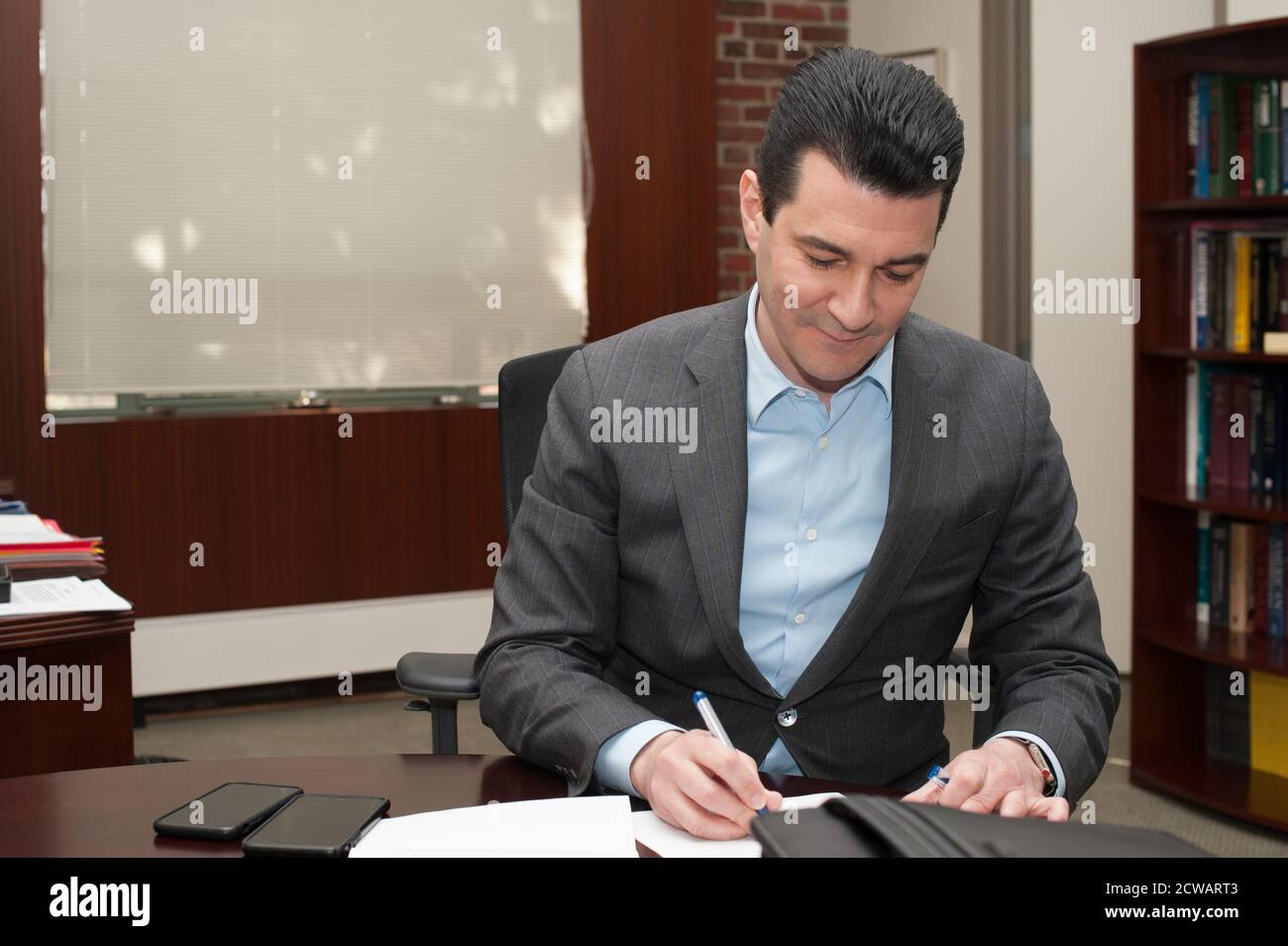 Il Dr. Scott Gottlieb ha prestato giuramento come 23° Commissario della Food and Drug Administration (FDA) degli Stati Uniti l'11 maggio 2017. Medico ed esperto di politica medica, in precedenza ha ricoperto il ruolo di Vice Commissario della FDA per gli affari medici e scientifici e di consulente senior del Commissario della FDA. Foto Stock