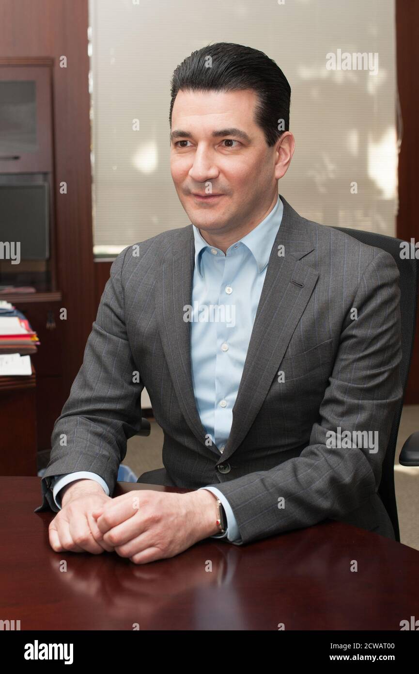 Il Dr. Scott Gottlieb ha prestato giuramento come 23° Commissario della Food and Drug Administration (FDA) degli Stati Uniti l'11 maggio 2017. È un medico e un esperto di politica medica, in precedenza ha ricoperto il ruolo di Vice Commissario per gli affari medici e scientifici. Foto Stock