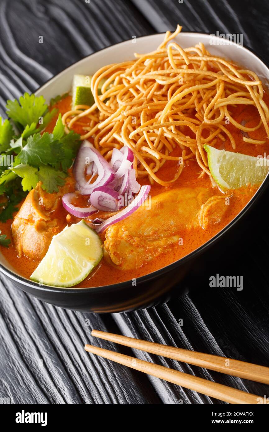 Khao soi o khao Soy è un piatto di Chin Haw ampiamente servito nel Laos del Myanmar e nel closeup della Thailandia del nord nella ciotola sul tavolo. Verticale Foto Stock