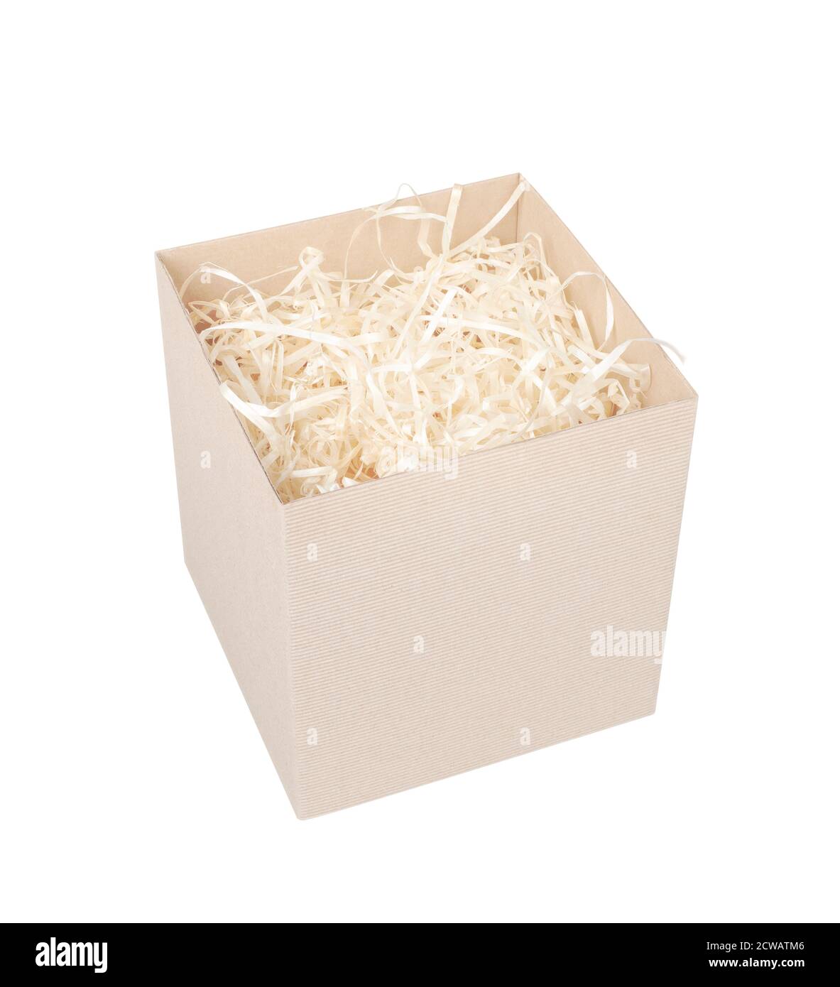 Vista dall'alto della scatola di cartone per eco-regalo piena di carta/paglia bianca grattugiata decorativa. Isolato su bianco. Tracciato di ritaglio incluso. Foto Stock