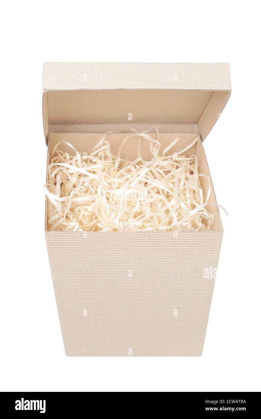 Vista dall'alto della scatola di cartone per eco-regalo riempita con carta/paglia bianca grattugiata decorativa con coperchio apribile. Isolato su bianco. Tracciato di ritaglio incluso. Foto Stock