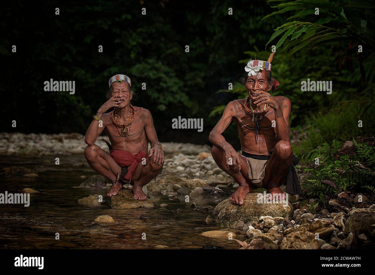 La tribù Mentawai posa per camera. Gli abitanti indigeni etnici delle isole  in Muara Siberut sono anche conosciuti come il popolo Mentawai Foto stock -  Alamy