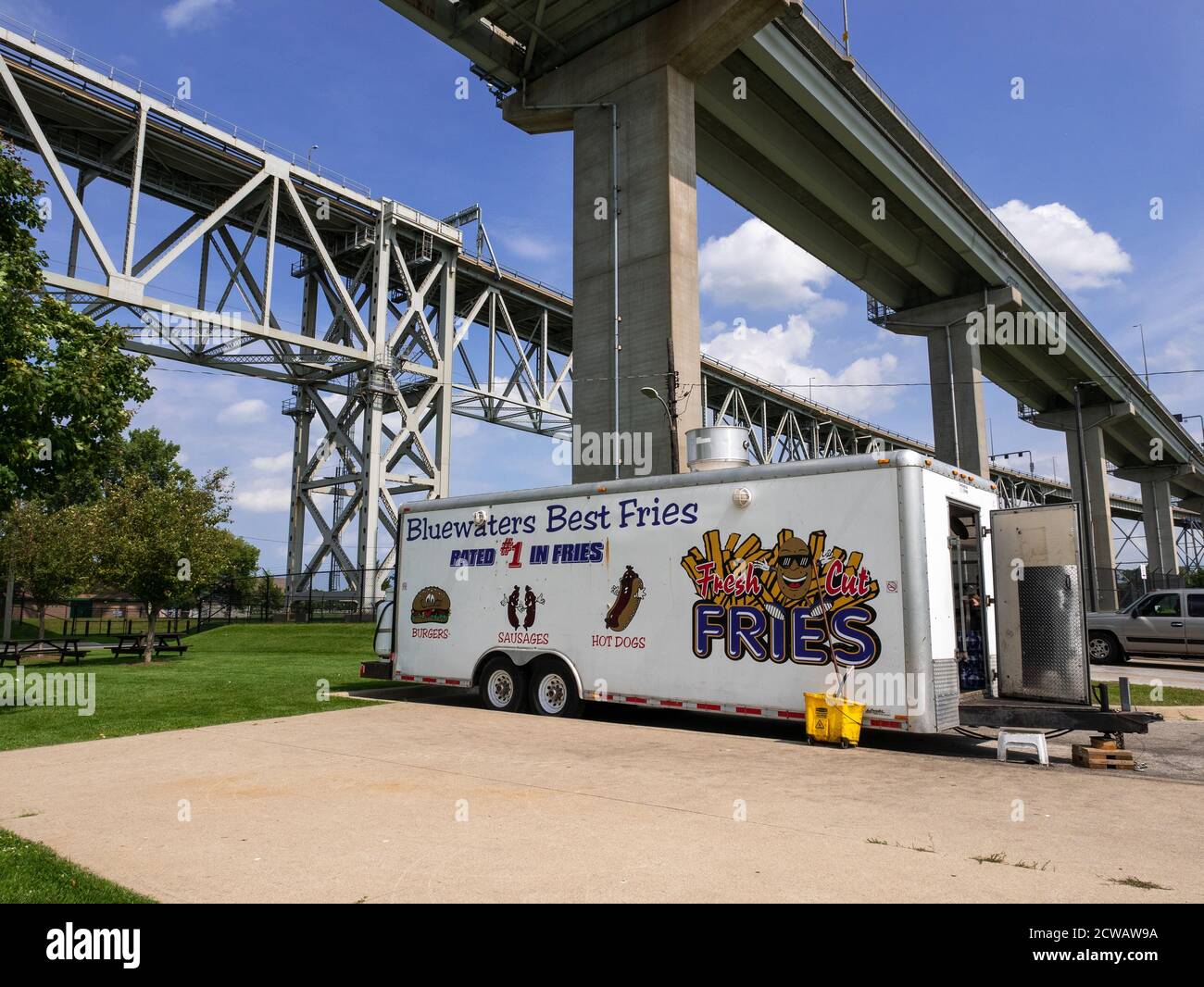 Food Truck chip Truck Vendita di fast food sotto il blu Water Bridge a Sarnia Ontario Canada Bluewater Bridge è il Canada confine con gli Stati Uniti Foto Stock