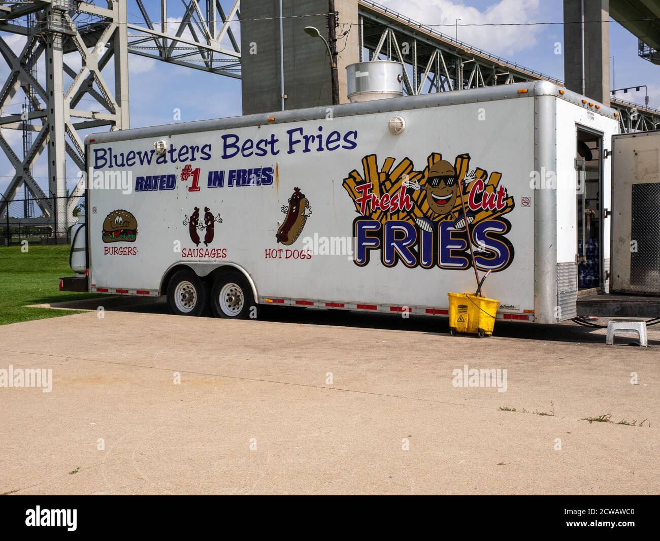 Food Truck chip Truck Vendita di fast food sotto il blu Water Bridge a Sarnia, Ontario, Canada Foto Stock