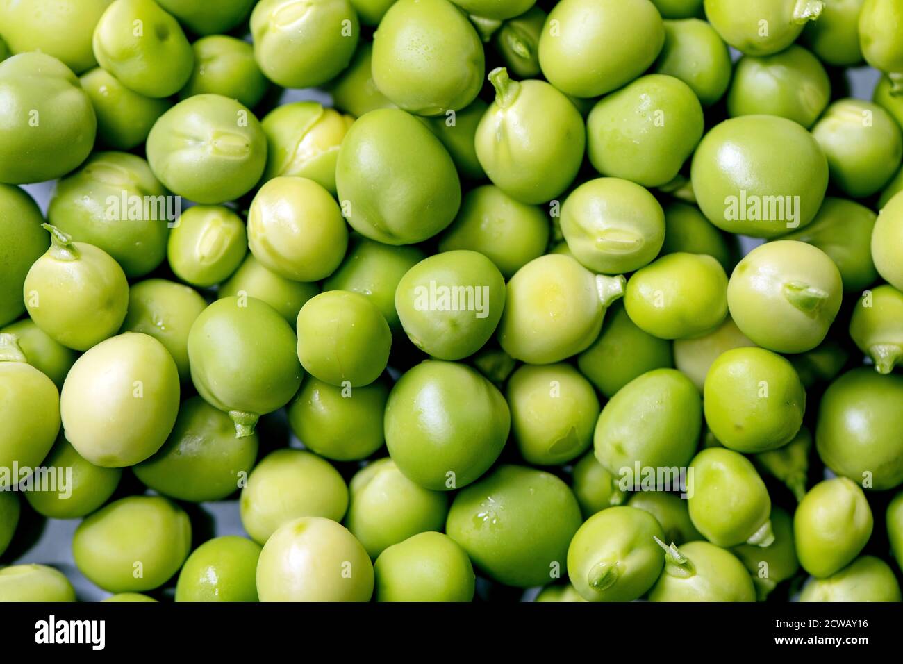 Macro cibo di fondo con giovani piselli verdi biologici dolci. Vista dall'alto Foto Stock