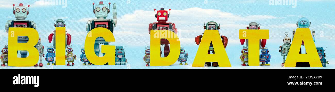 La parola di dati di grandi dimensioni con retrò robot giocattolo con lettere di colore verde Foto Stock