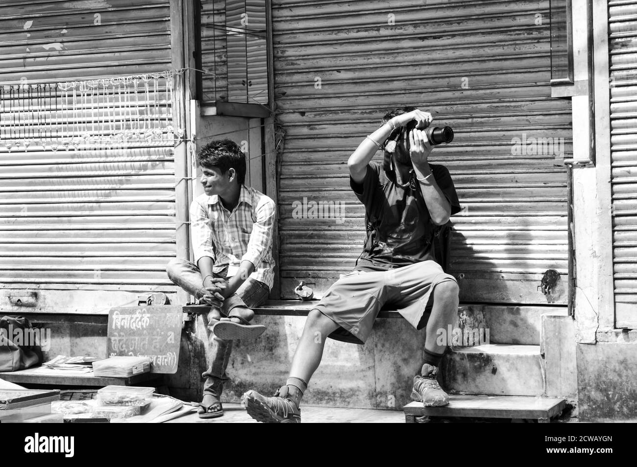 Un ritratto di fotografo che sta coprendo chandani chowk, vecchia delhi, india Foto Stock