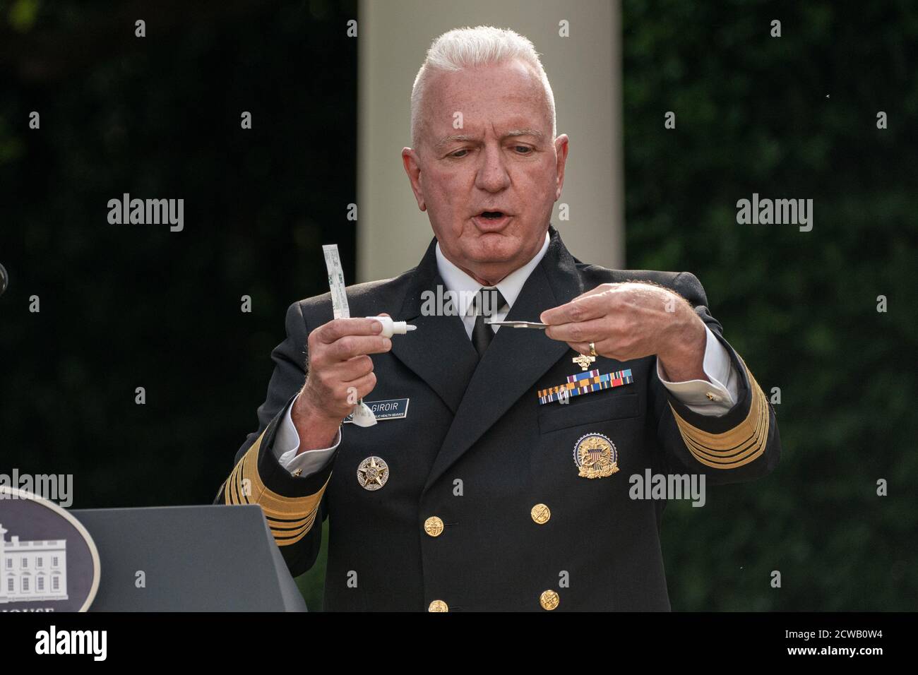 L'Ammiraglio Brett Giroir, Segretario aggiunto degli Stati Uniti per la Salute dimostra un test di covid-19 durante un aggiornamento del presidente degli Stati Uniti Donald Trump sulla strategia di test di Coronavirus della nazione nel Giardino delle rose della Casa Bianca 28 settembre 2020 a Washington DC.Credit: Ken Cedeno/Pool via CNP /MediaPunch Foto Stock