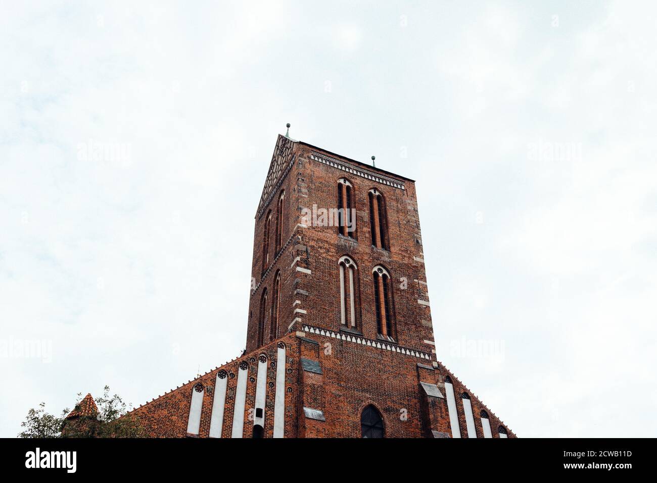 Angolo basso veduta della facciata della chiesa di San Nicola a Wismar. Germania Foto Stock