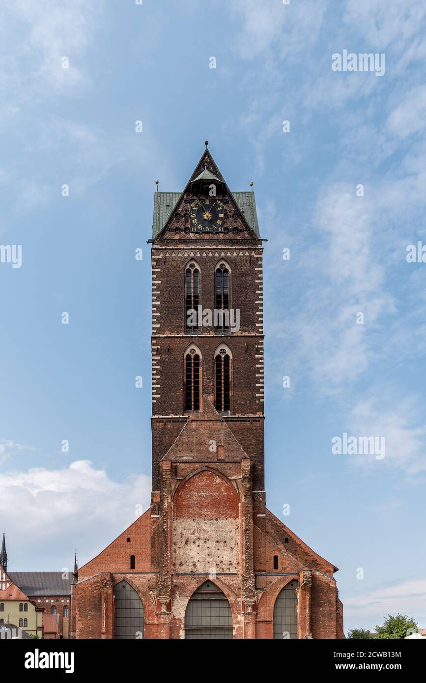 La torre della Chiesa di Santa Maria nel centro storico di Wismar, Germania. La chiesa fu distrutta da incursioni aeree durante la seconda guerra mondiale Foto Stock