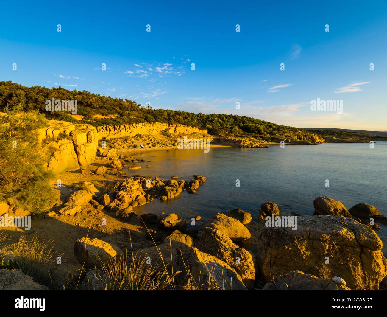 Dawn Light marlee terziarie e arenarie della spiaggia di Lopar Sull'isola di Rab Croazia Europa Foto Stock