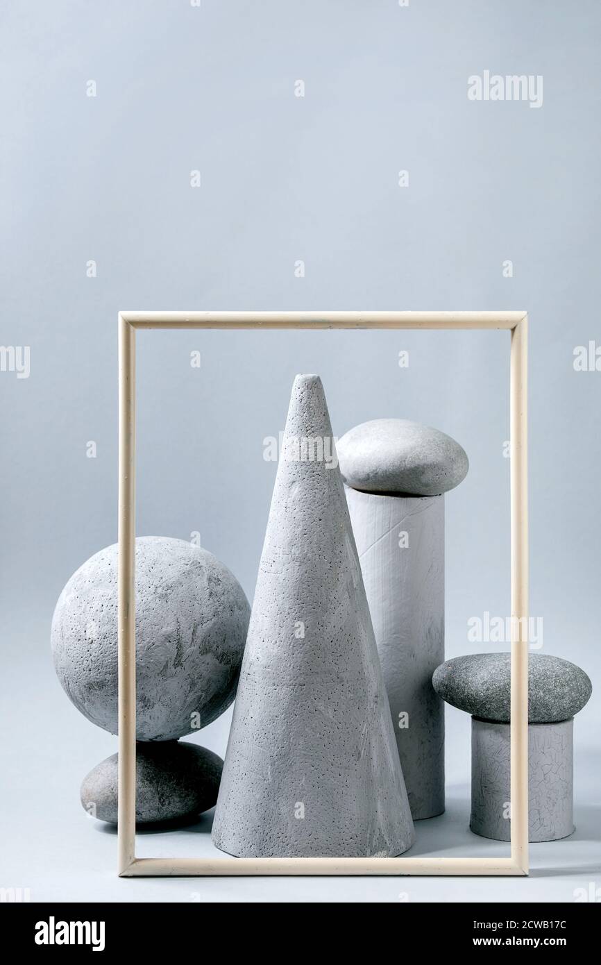 Sfondo astratto con composizione di diversi oggetti geometrici grigi, cornice e pietre. Spazio di copia. Concetto moderno per la presentazione del prodotto Foto Stock