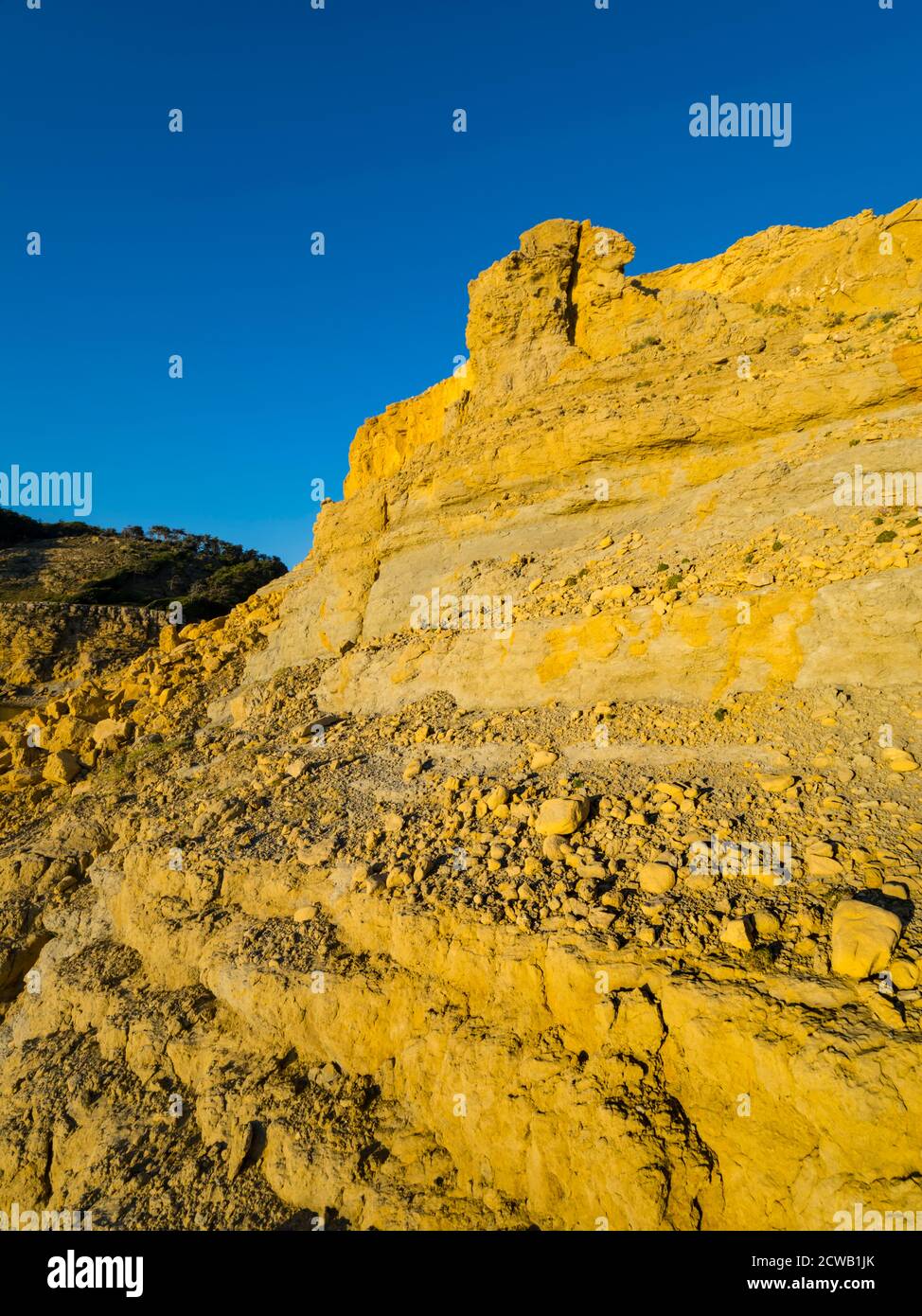 Terreno molto accidentato di maree terziarie e arenarie di Lopar spiaggia sull'isola di Rab Croazia Europa come oro oro oro parete ripida pendio Foto Stock