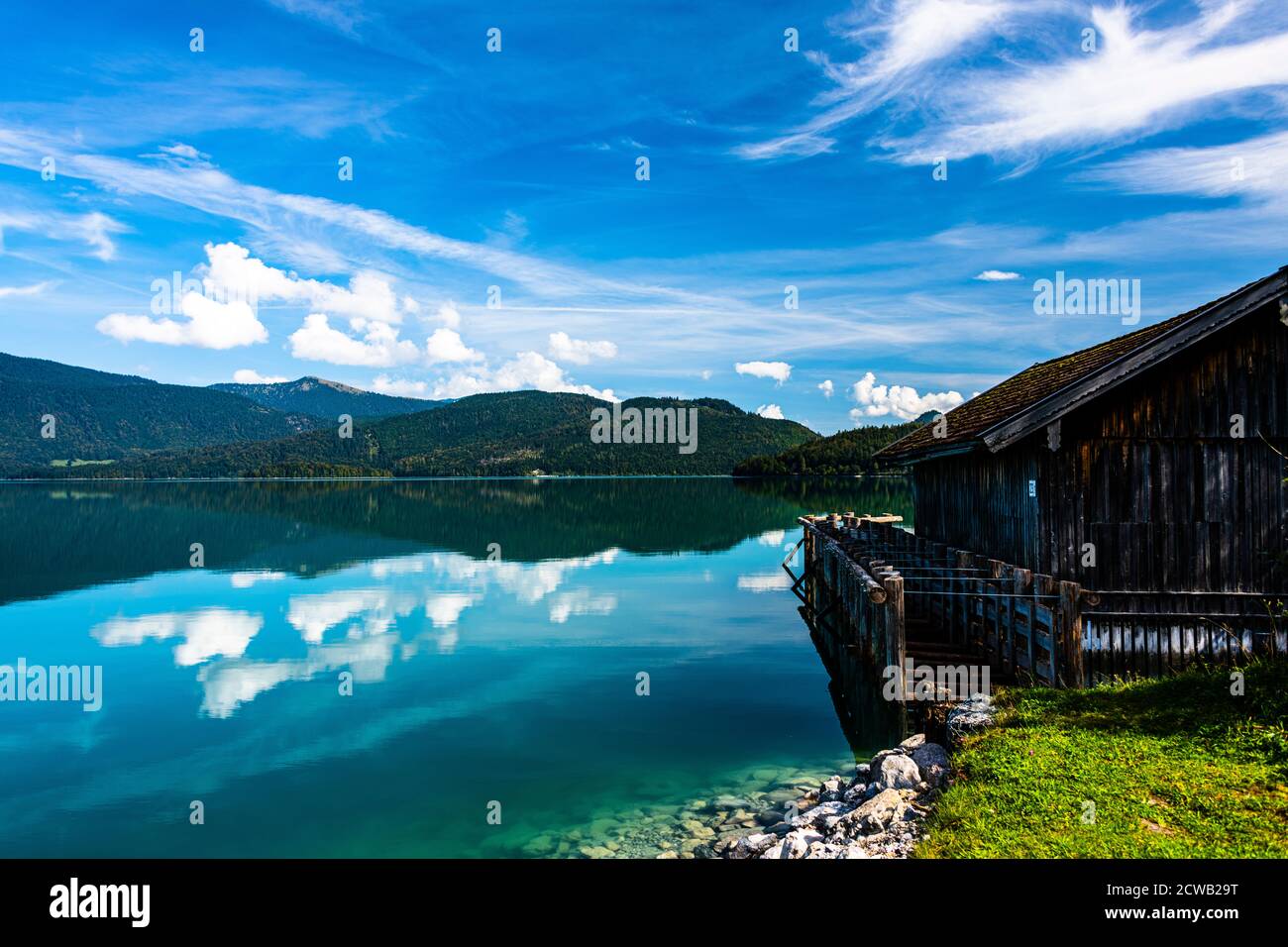 Colorata vista lago con i mirrorings e riflessi e il casa barca di legno Foto Stock