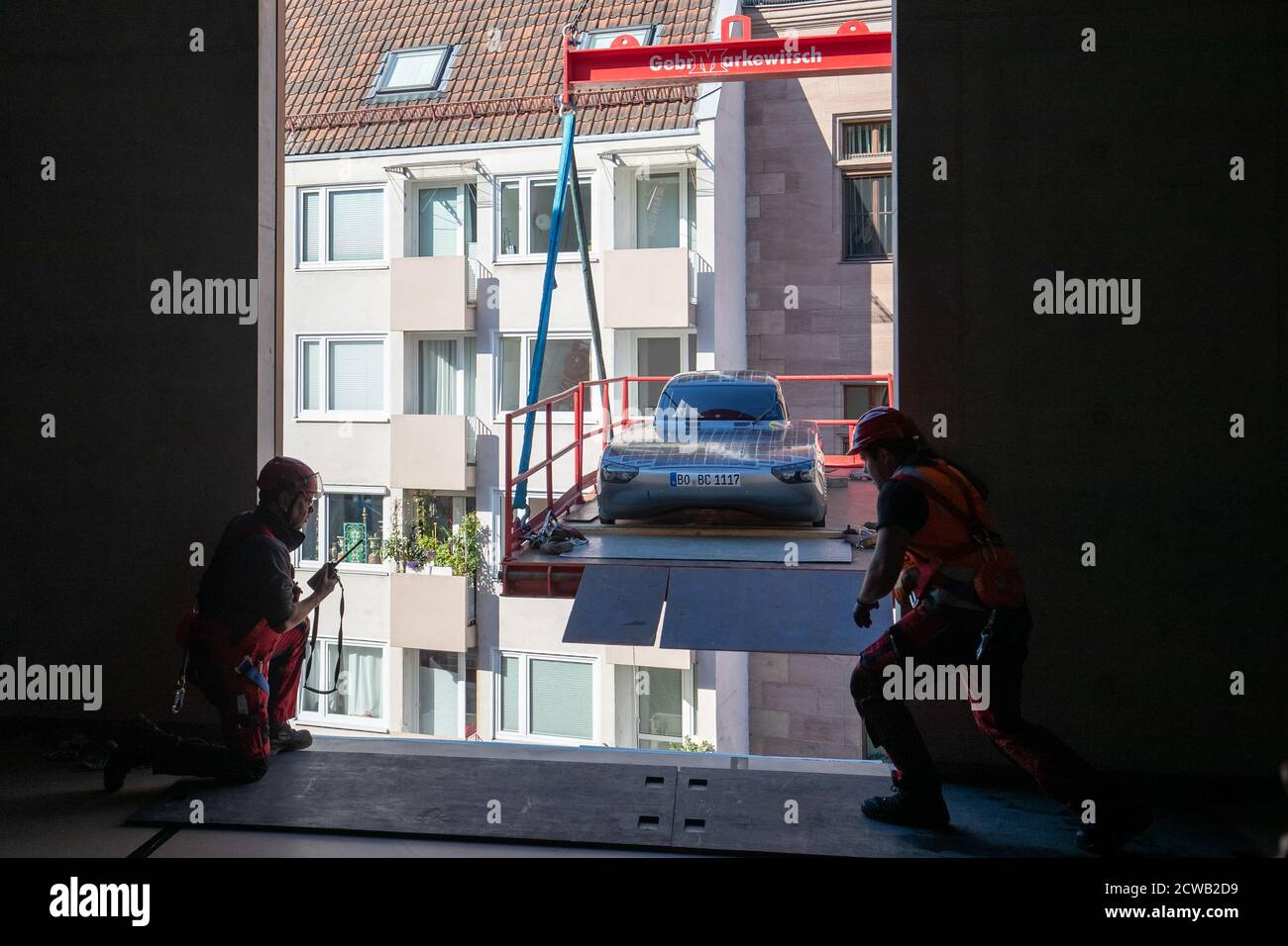 Norimberga, Germania. 29 Settembre 2020. L'auto solare blue.Cruiser è sollevato da una gru attraverso una finestra nel futuro Museo. Le prime quattro mostre si sono trasferite nello spazio espositivo della filiale del Deutsches Museum, che copre quasi 3000 metri quadrati, il 29 settembre. Una gru doveva sollevare gli oggetti attraverso una finestra nel museo perché erano troppo grandi per l'ascensore merci. Credit: Daniel Karmann/dpa/Alamy Live News Foto Stock