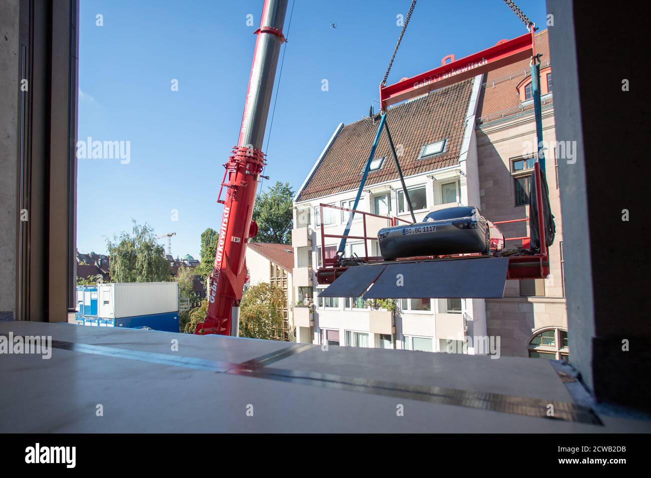 Norimberga, Germania. 29 Settembre 2020. L'auto solare blue.Cruiser è sollevato da una gru attraverso una finestra nel futuro Museo. Le prime quattro mostre si sono trasferite nello spazio espositivo della filiale del Deutsches Museum, che copre quasi 3000 metri quadrati, il 29 settembre. Una gru doveva sollevare gli oggetti attraverso una finestra nel museo perché erano troppo grandi per l'ascensore merci. Credit: Daniel Karmann/dpa/Alamy Live News Foto Stock