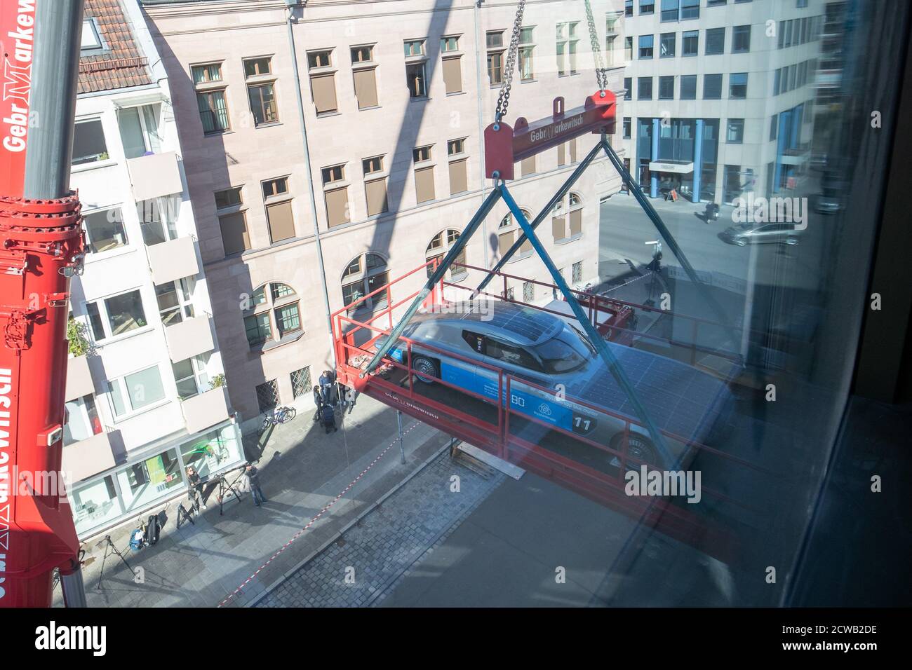 Norimberga, Germania. 29 Settembre 2020. L'auto solare blue.Cruiser è sollevato da una gru attraverso una finestra nel futuro Museo. Le prime quattro mostre si sono trasferite nello spazio espositivo della filiale del Deutsches Museum, che copre quasi 3000 metri quadrati, il 29 settembre. Una gru doveva sollevare gli oggetti attraverso una finestra nel museo perché erano troppo grandi per l'ascensore merci. Credit: Daniel Karmann/dpa/Alamy Live News Foto Stock
