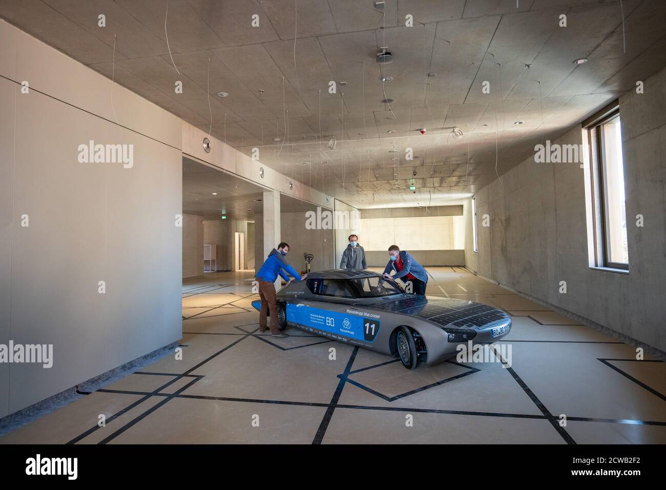 Norimberga, Germania. 29 Settembre 2020. L'auto solare blue.Cruiser è shunted dopo che è stato issato da una gru attraverso una finestra nel futuro Museo. Le prime quattro mostre si sono trasferite nello spazio espositivo della filiale del Deutsches Museum, che copre quasi 3000 metri quadrati, il 29 settembre. Una gru doveva sollevare gli oggetti attraverso una finestra nel museo, poiché erano troppo grandi per l'ascensore merci. Credit: Daniel Karmann/dpa/Alamy Live News Foto Stock