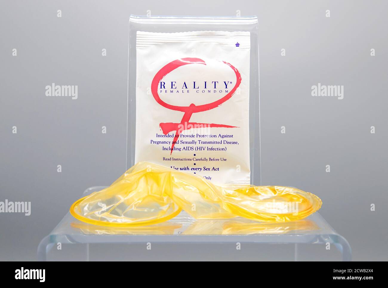 La FDA ha approvato il preservativo femminile Reality nel 1993, offrendo alle donne un nuovo metodo di contraccezione e protezione contro le malattie sessualmente trasmissibili, tra cui l'AIDS. Nonostante la sua approvazione, il preservativo in lattice maschile è rimasto il metodo più efficace per la prevenzione delle malattie sessualmente trasmissibili. Foto Stock
