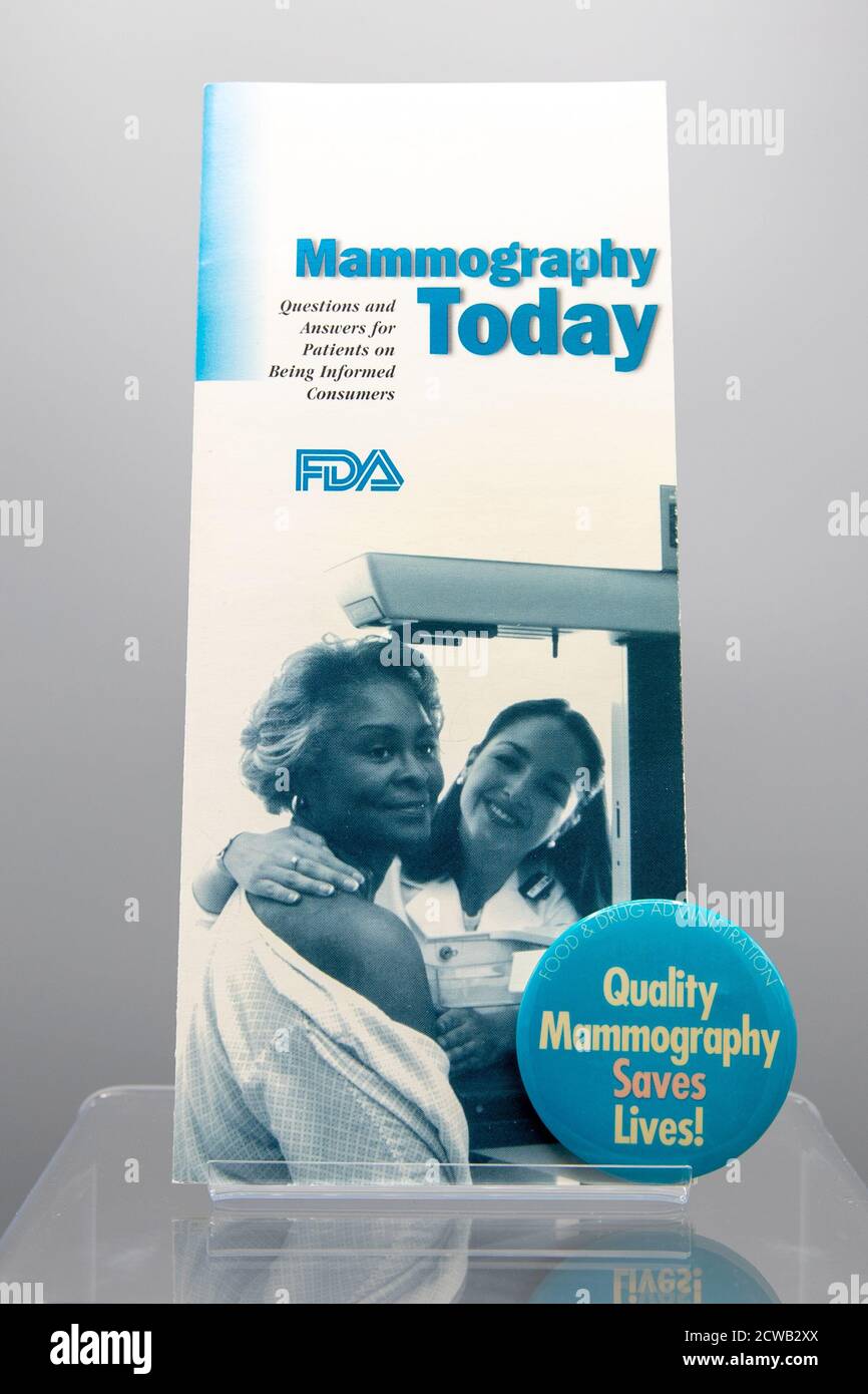 Legge sugli standard di qualità mammografica nel 1985 la FDA ha condotto un'indagine a livello nazionale sulle strutture mammografiche e ha scoperto che più di un terzo ha prodotto immagini di qualità inaccettabile. A seguito di indagini indipendenti da parte del Congresso e del Government Accountability Office che hanno confermato i risultati della FDA, il Congresso ha approvato il Mammography Quality Standards Act del 1992, autorizzando l'agenzia a imporre regolamenti per garantire pratiche mammografiche sicure ed efficaci, tra cui un processo di certificazione e ispezioni annuali. Foto Stock