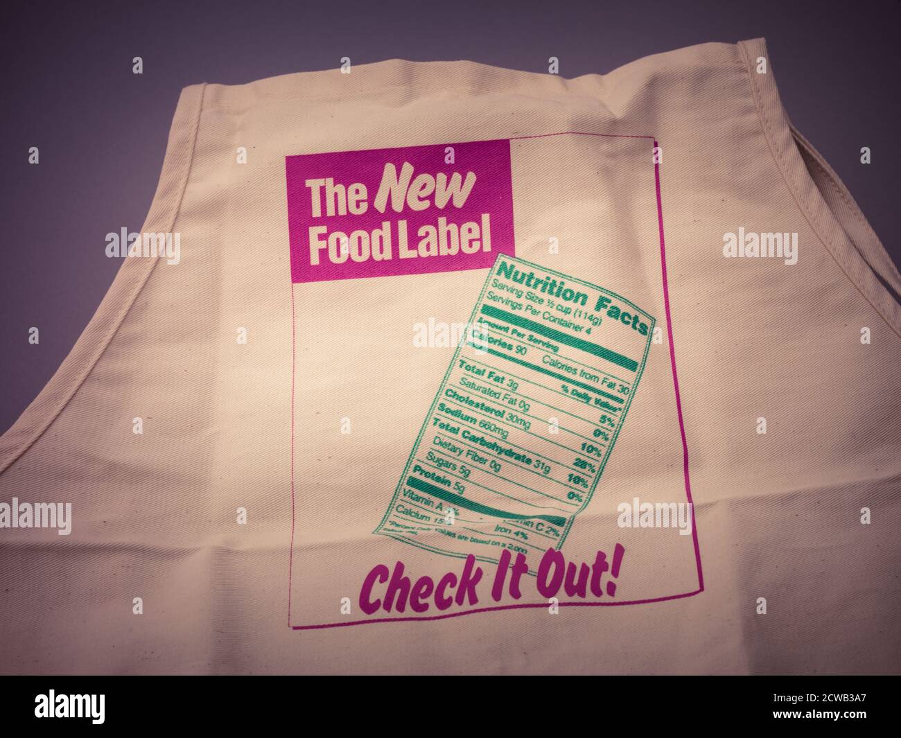 Questo grembiule 1992 era un elemento promozionale utilizzato per sensibilizzare i consumatori sull'etichetta Nutrition Facts, che divenne una caratteristica chiave nell'etichettatura degli alimenti per educare i consumatori sulle informazioni nutrizionali. Foto Stock