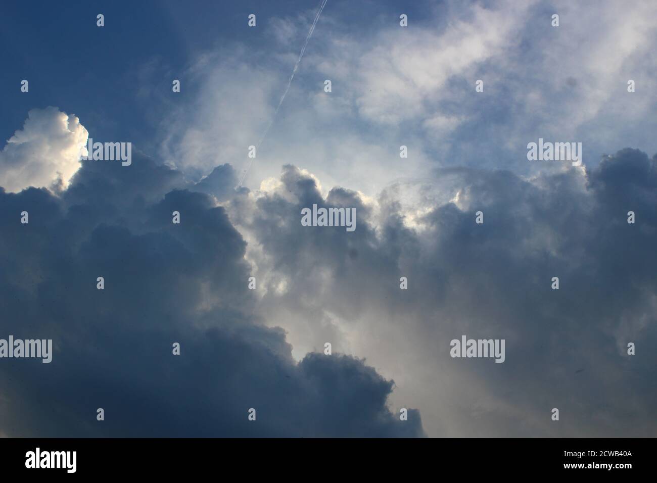 Nuvola blu e bianca nel cielo Foto Stock