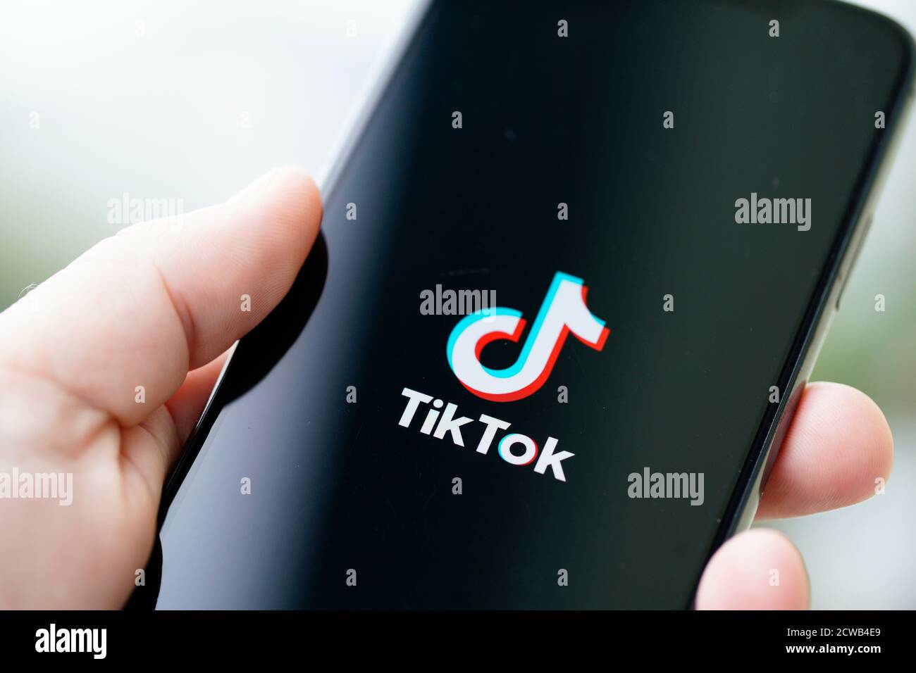 Il logo TikTok è visibile su un iPhone 11 Pro max in questa illustrazione fotografica a Varsavia, Polonia, il 29 settembre 2020. L'app TikTok sarà vietata dagli app store statunitensi da domenica a meno che il presidente Donald Trump non approvi un accordo dell'ultimo minuto tra la società tecnologica statunitense Oracle e il proprietario di TikTok ByteDance. Le autorità STATUNITENSI affermano che l'app cinese per la condivisione di video minaccia la sicurezza nazionale e potrebbe trasmettere i dati degli utenti alla Cina. (Foto di Jaap Arriens / Sipa USA) Foto Stock